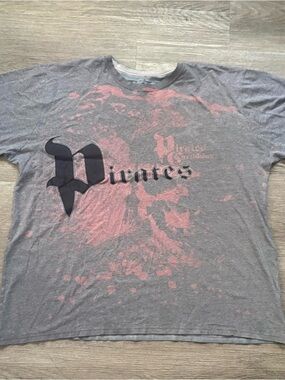 Vintage Pirates of the Caribbean Grey and red graphic tee Disney Size XL
Y2K